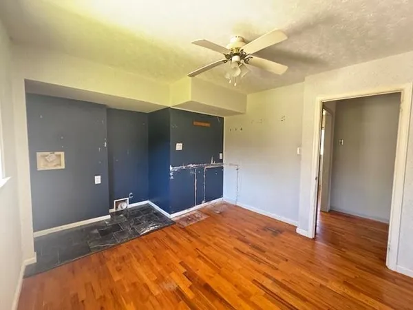 a view of room with window and ceiling fan