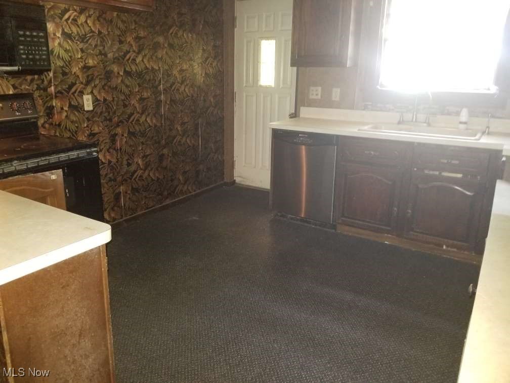 7683 Hoertz Road Cleveland, OH 44134 - Photo 8 of 19
