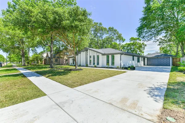 $3,000 | 4102 Honey Oaks Drive, Taylor Lake Village, TX 77586