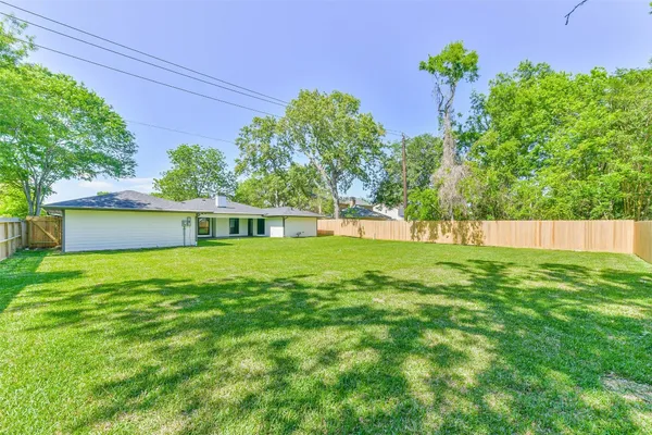 $3,000 | 4102 Honey Oaks Drive, Taylor Lake Village, TX 77586