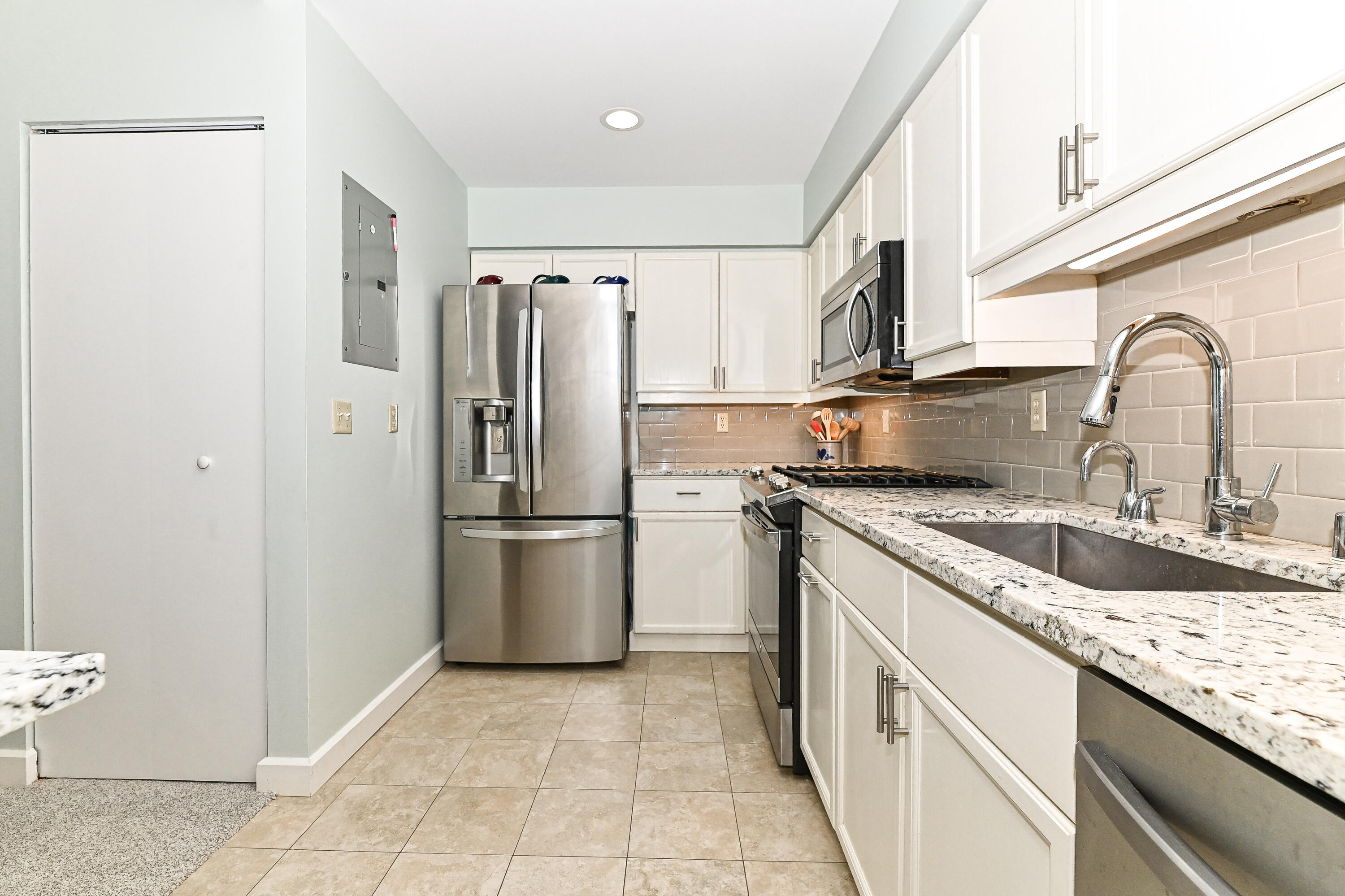 35 Harborview Drive, Unit 112 Racine, WI 53403 - Photo 6 of 36 Harborview-25