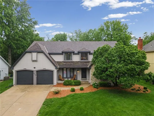 $699,900 | 417 Northwest Cottonwood Drive, Lee's Summit, MO 64064
