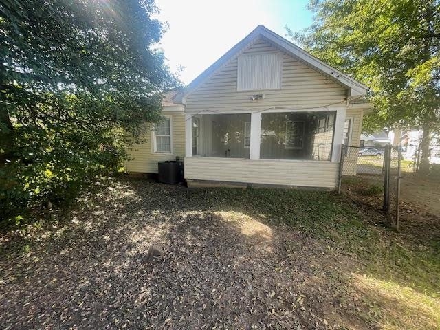 754 McConnell Street Memphis, TN 38112 - Photo 12 of 16 a front view of a house with garden