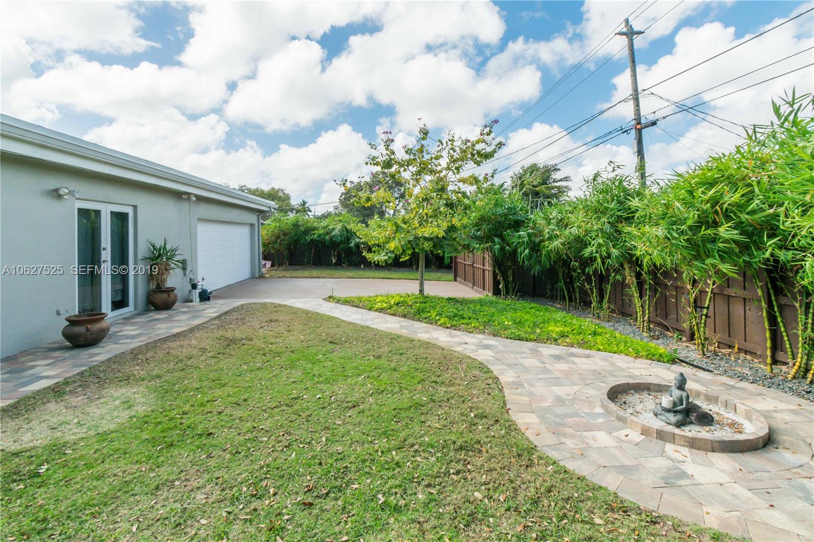 3339 West Park Road Hollywood, FL 33021 - Photo 23 of 28 a backyard of a house with table and chairs