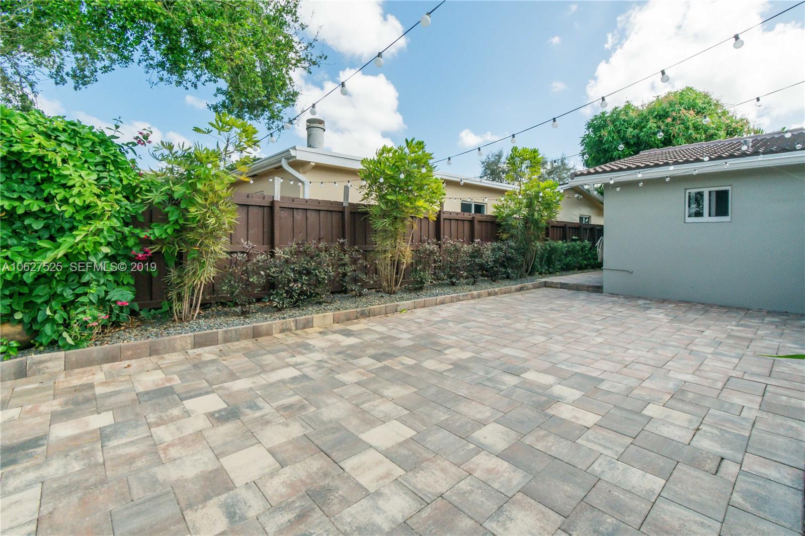 3339 West Park Road Hollywood, FL 33021 - Photo 25 of 28 a backyard of a house with plants and trees