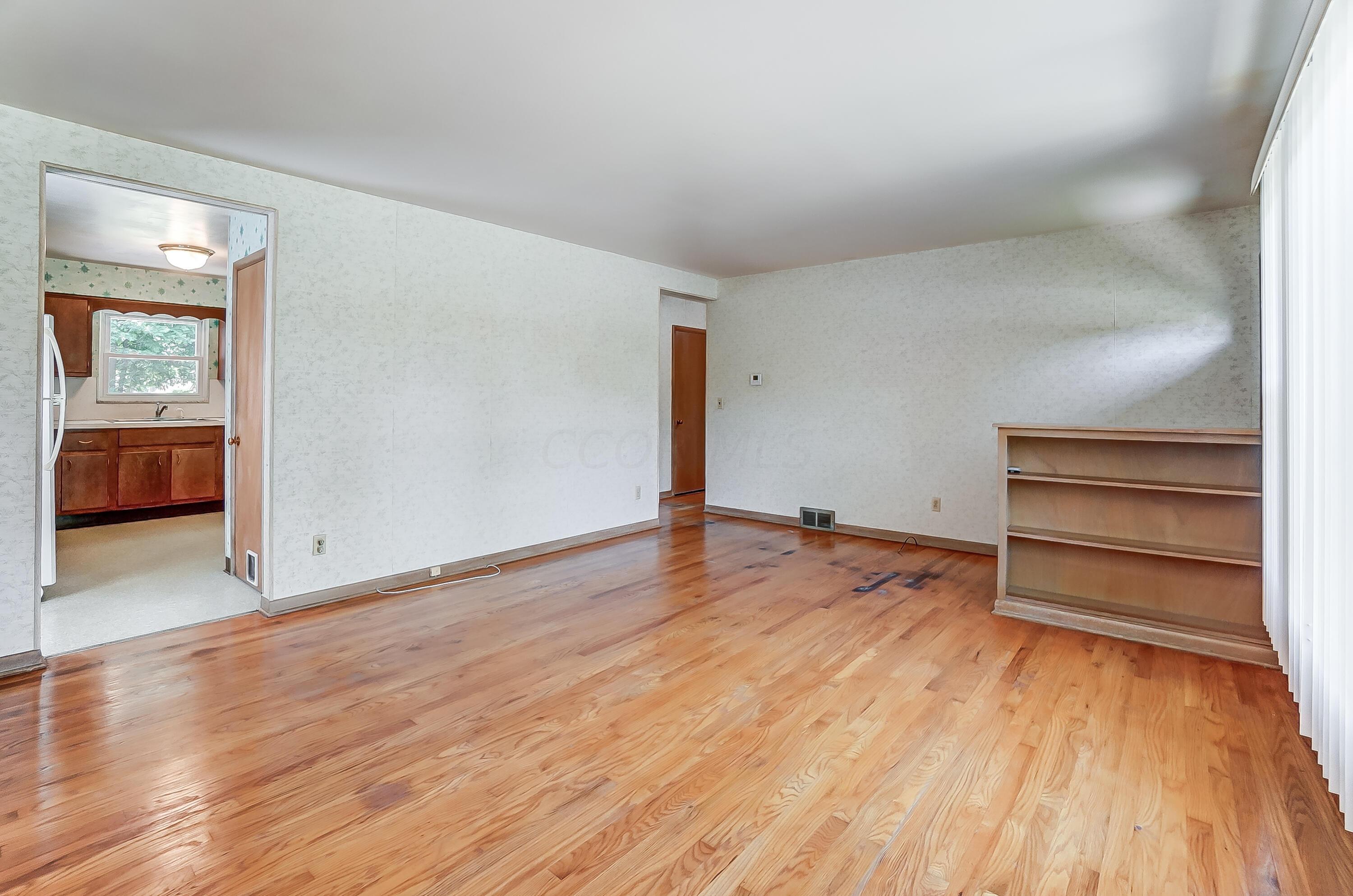 585 Bernhard Road Columbus, OH 43213 - Photo 4 of 23 007_585 Bernhard Rd