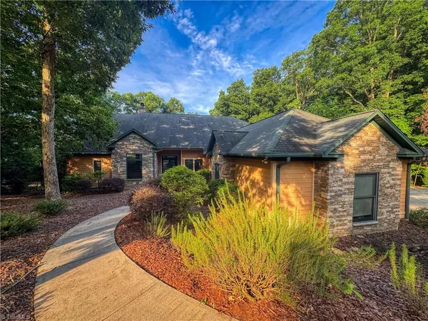 $699,900 | 172 Lawsons Lookout, Denton, NC 27239