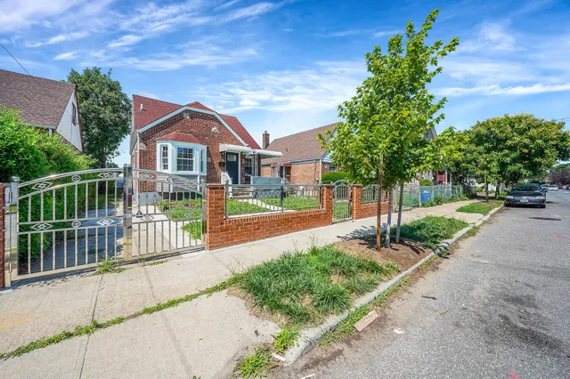 $829,999 | 216-09 104th Avenue | Queens Village