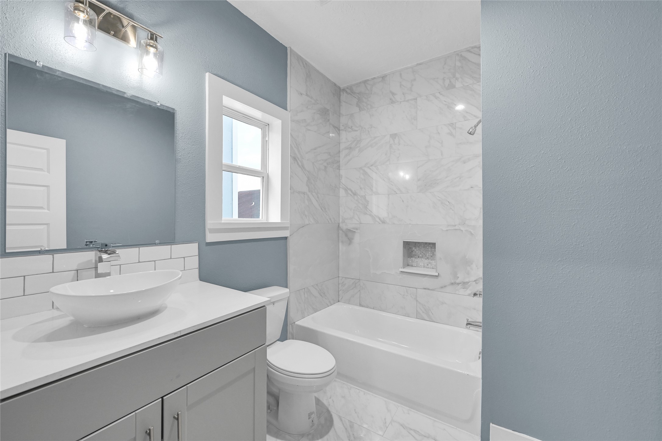 4304 New Orleans Street Houston, TX 77020 - Photo 19 of 23 a bathroom with a sink a toilet and bathtub