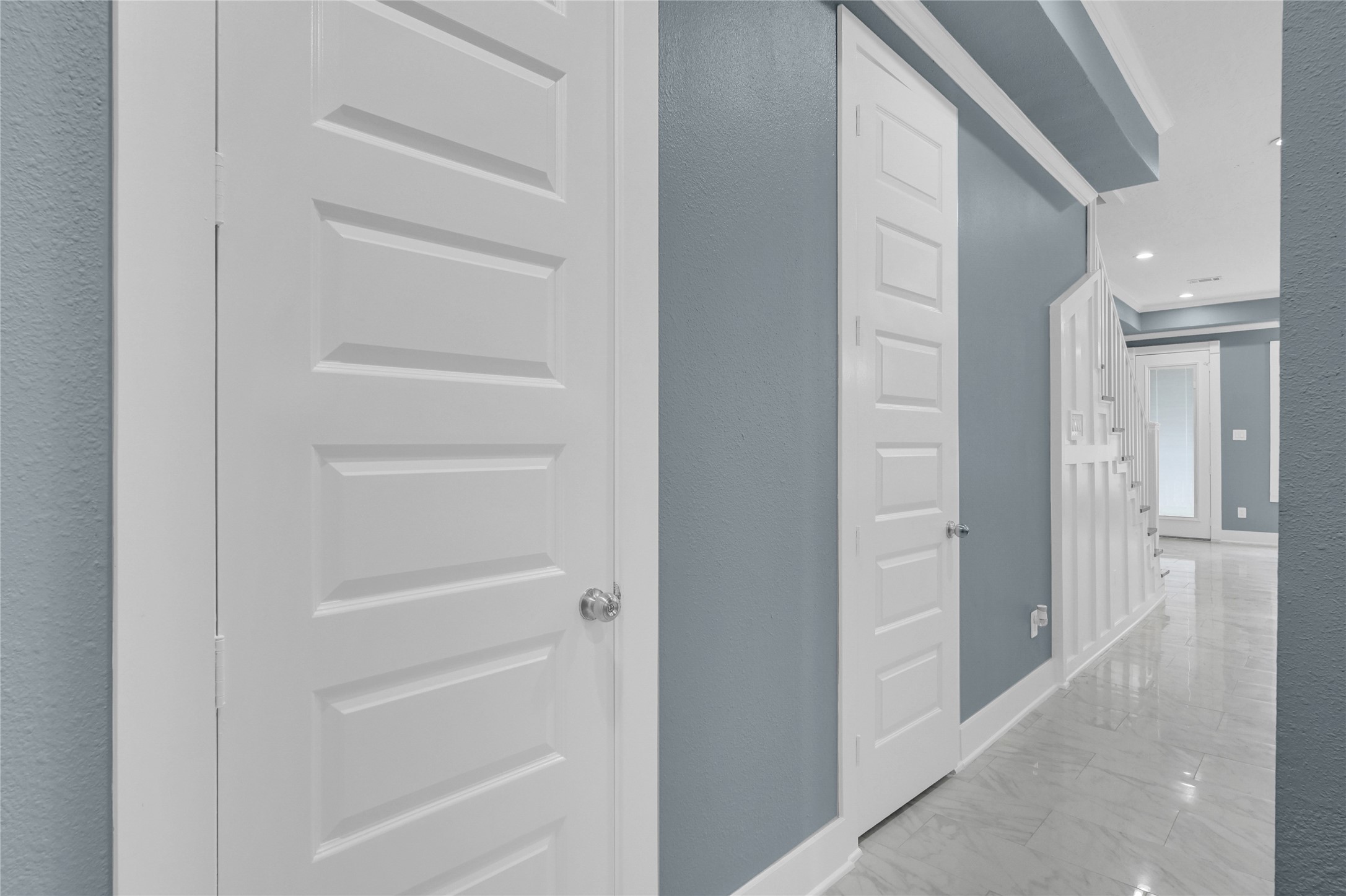 4304 New Orleans Street Houston, TX 77020 - Photo 3 of 23 a view of a hallway with white walls