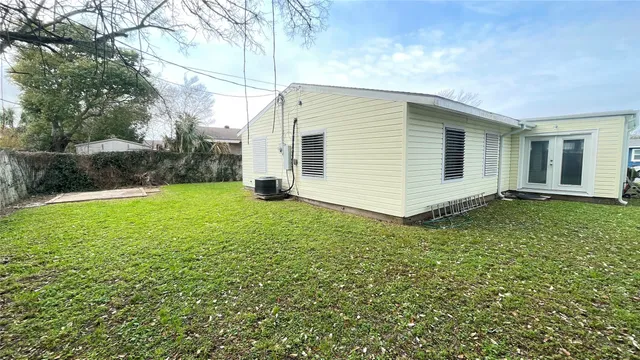 $2,200 | 17 Manor Way, Galveston, TX 77550