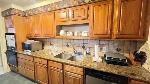 $2,200 | 17 Manor Way, Galveston, TX 77550