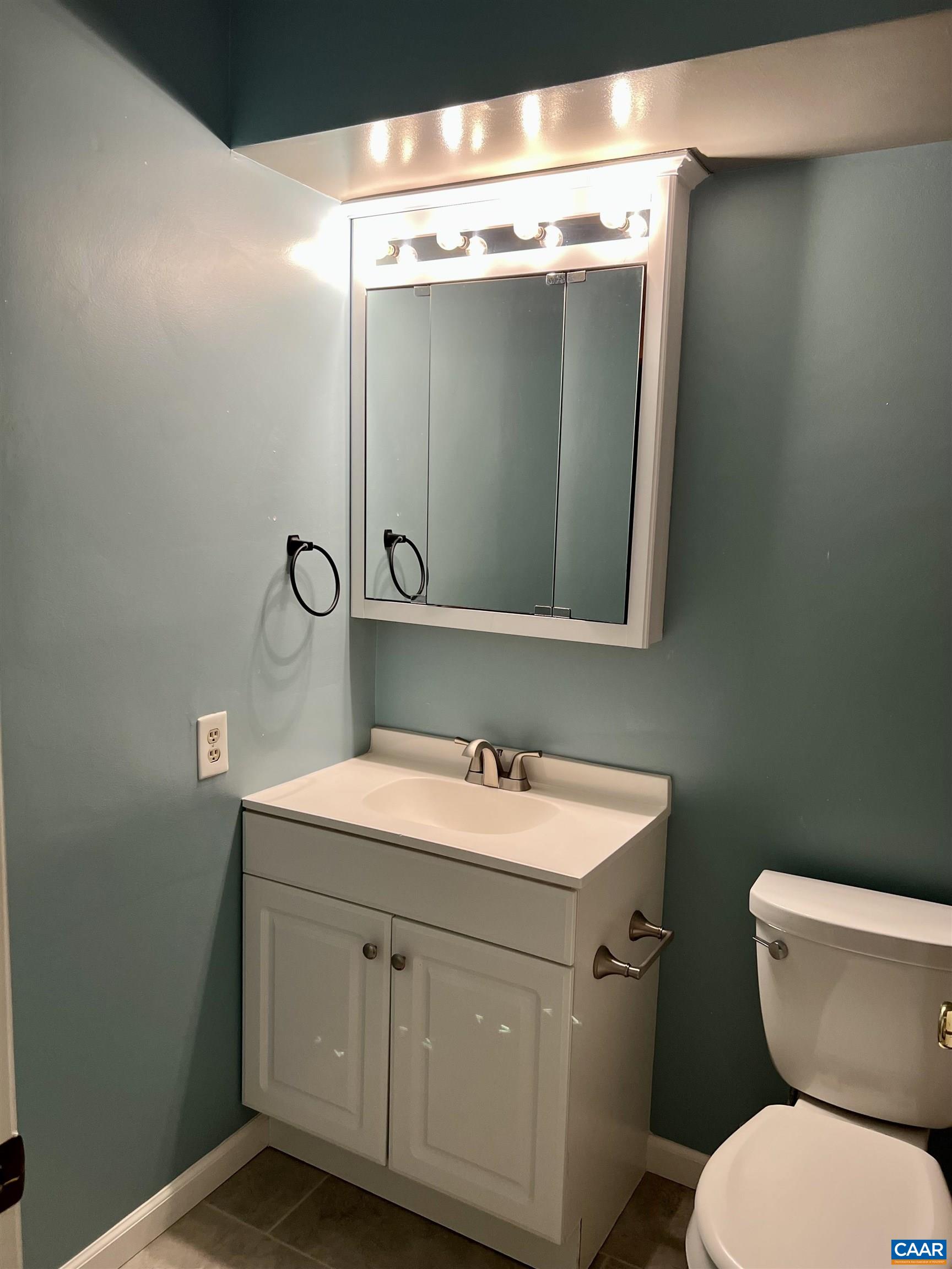 117 Turtle Creek Road, Unit 6 Charlottesville, VA 22901 - Photo 9 of 15 Full bathroom off hall