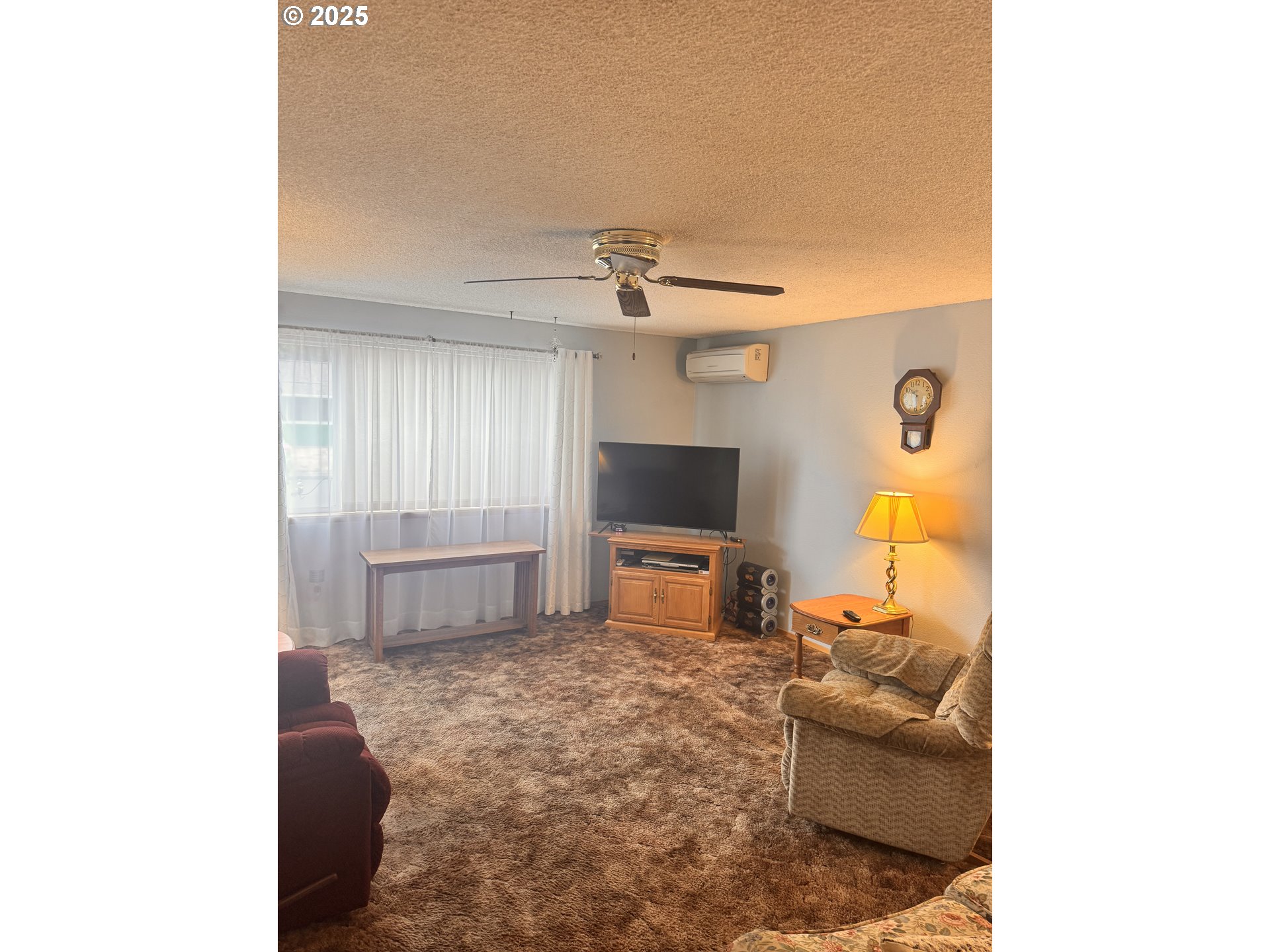 560 Maple Street Aumsville, OR 97325 - Photo 10 of 12 a living room with furniture and a flat screen tv