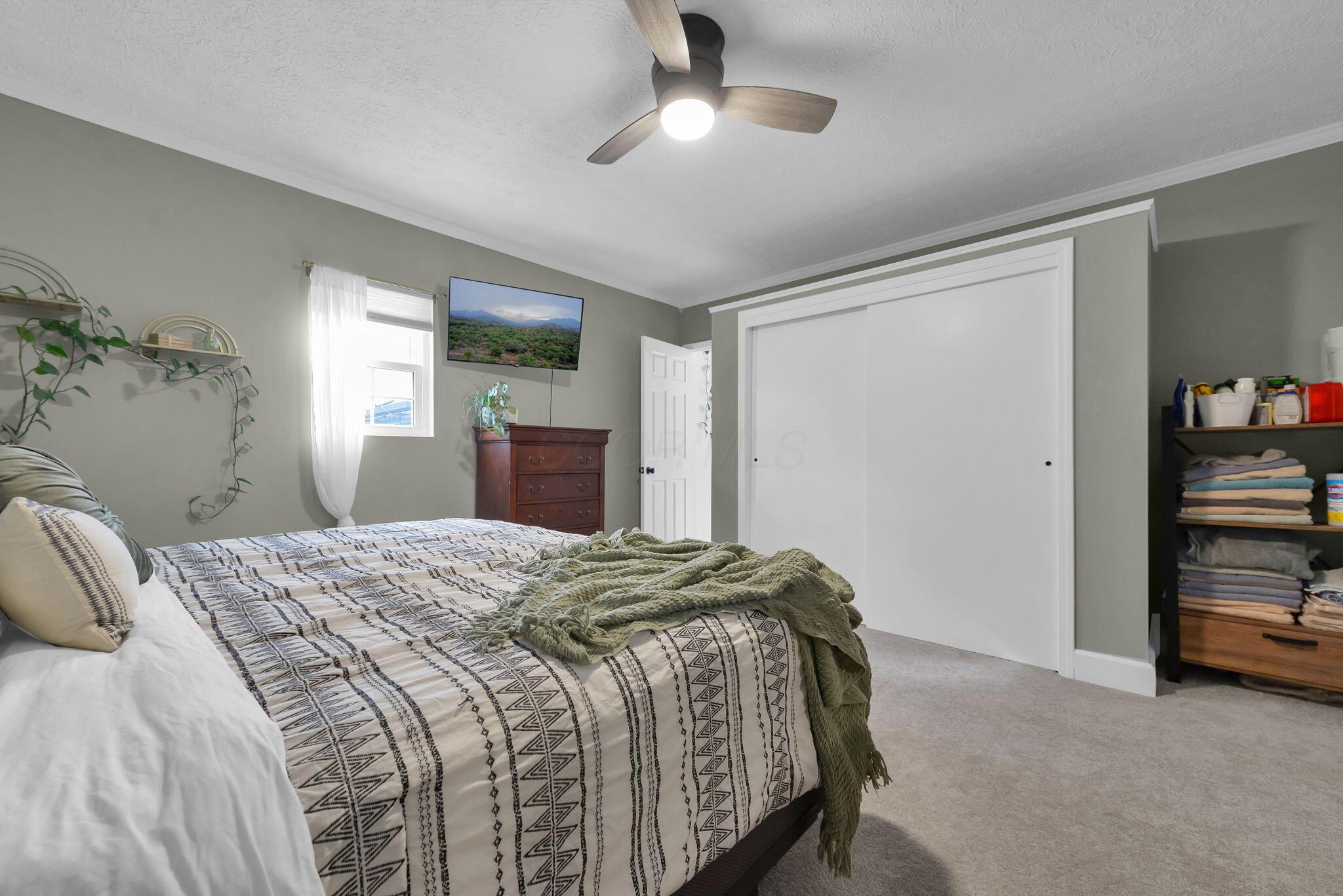1046 Sugar Grove Road Southeast Lancaster, OH 43130 - Photo 21 of 37 Primary bedroom