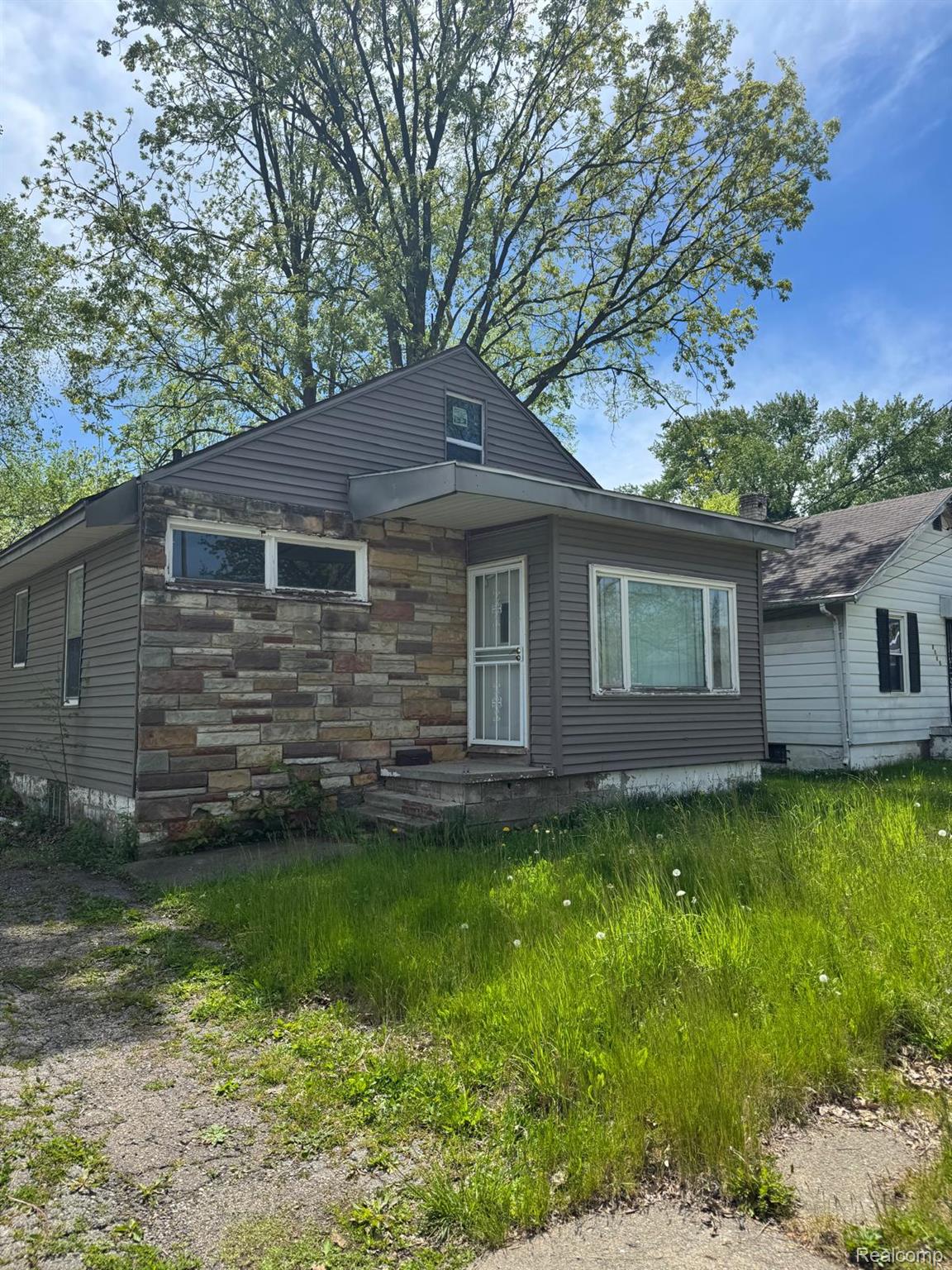 1610 Kent Street Flint, MI 48503 - Photo 1 of 11 View of side of property