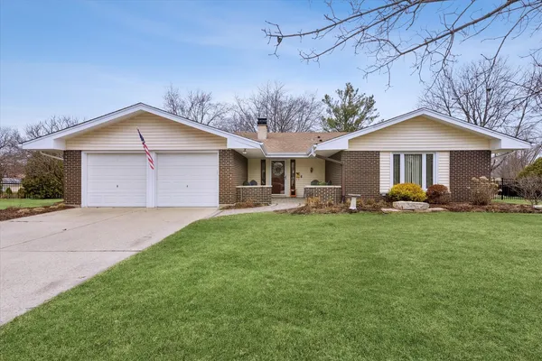 $500,000 | 23W302 Cambridge Court, Wheaton, IL 60189