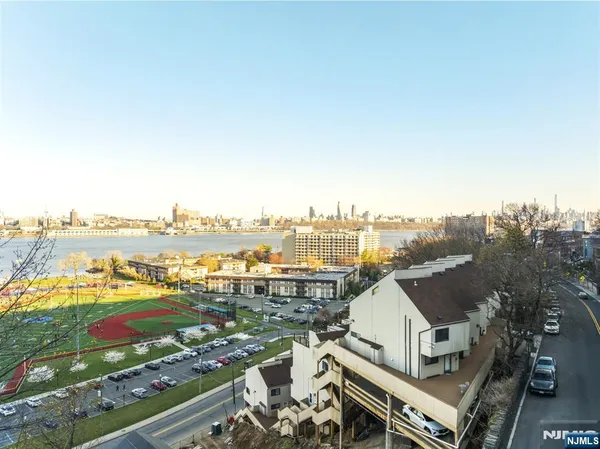 $649,000 | 101 Highway 5, Unit 304, Edgewater, NJ 07020