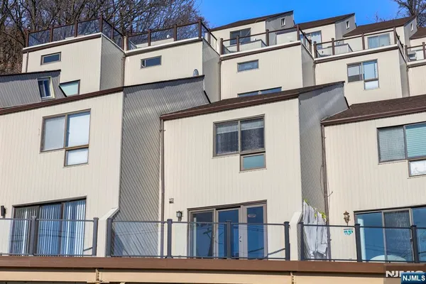 $649,000 | 101 Highway 5, Unit 304, Edgewater, NJ 07020