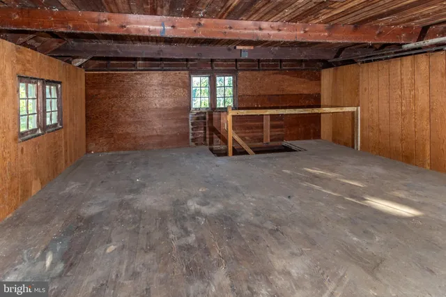 a view of room with an empty space