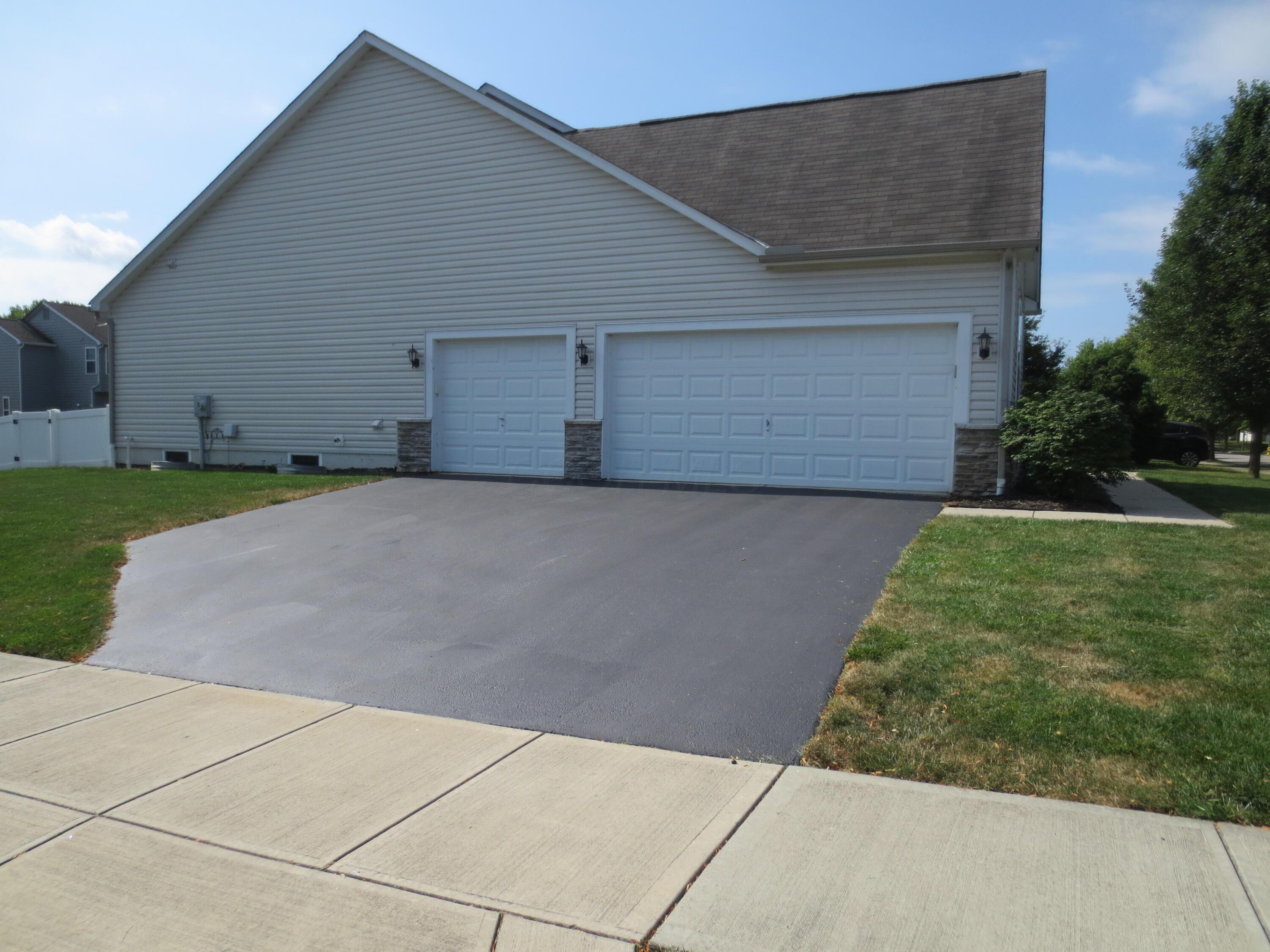101 Merriston Circle Delaware, OH 43015 - Photo 2 of 34 3 car garage