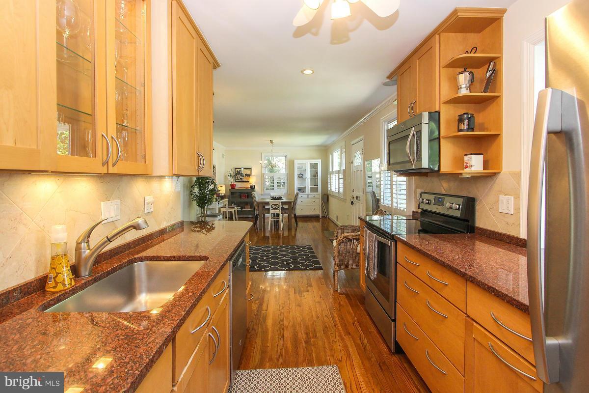 6406 Stoneham Road Bethesda, MD 20817 - Photo 11 of 29 Kitchen