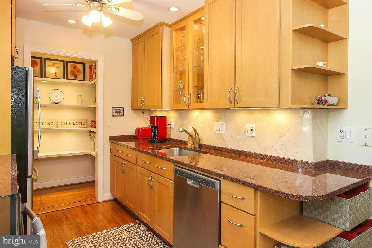 6406 Stoneham Road Bethesda, MD 20817 - Photo 12 of 29 Kitchen