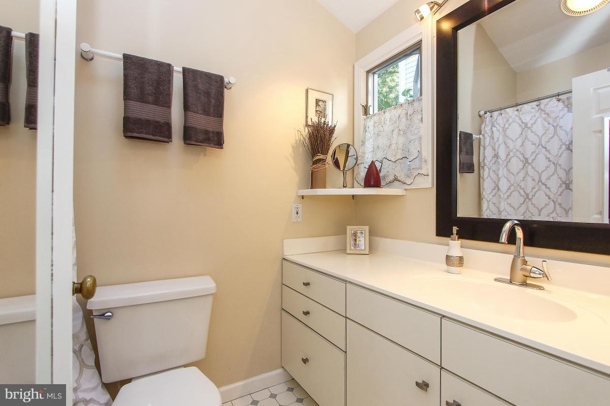 6406 Stoneham Road Bethesda, MD 20817 - Photo 22 of 29 Bath (Master)