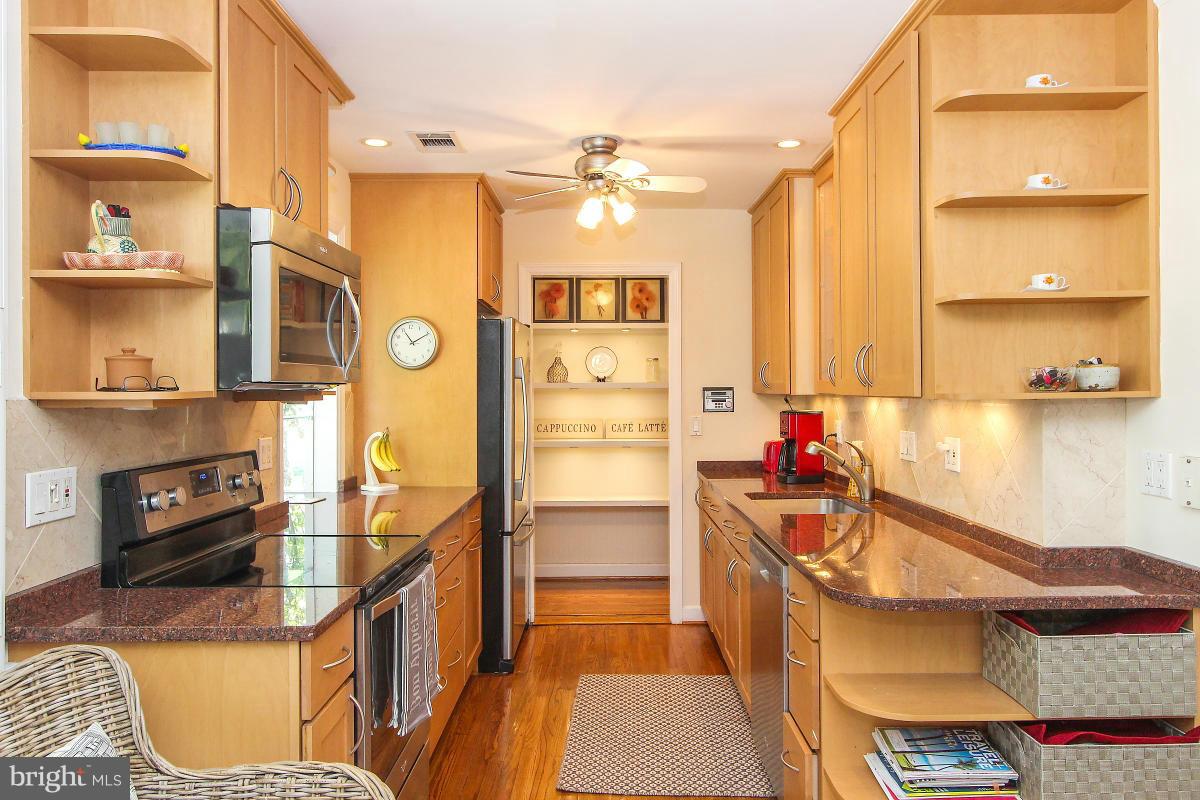 6406 Stoneham Road Bethesda, MD 20817 - Photo 10 of 29 Kitchen