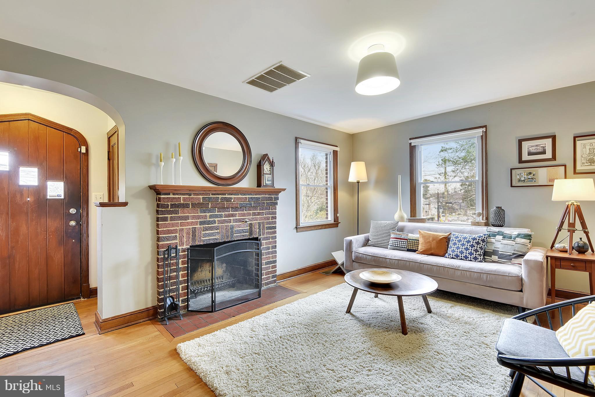 802 Wayne Avenue Silver Spring, MD 20910 - Photo 3 of 26 Living Room
