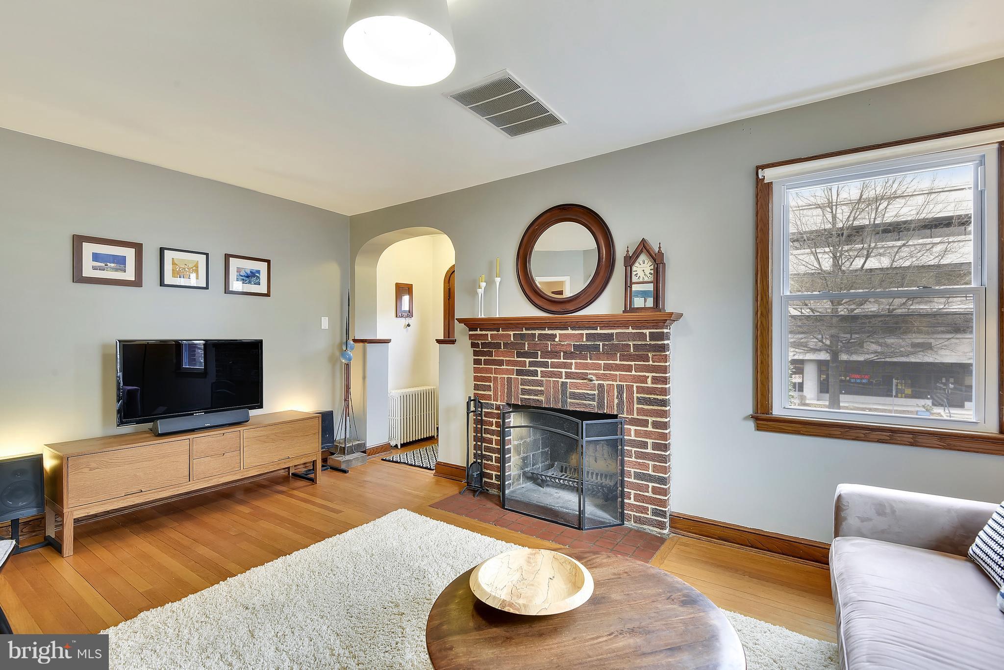 802 Wayne Avenue Silver Spring, MD 20910 - Photo 5 of 26 Living Room