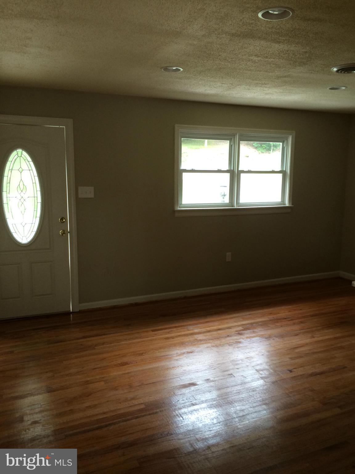 4957 Wentz Road Manchester, MD 21102 - Photo 14 of 30 Living Room