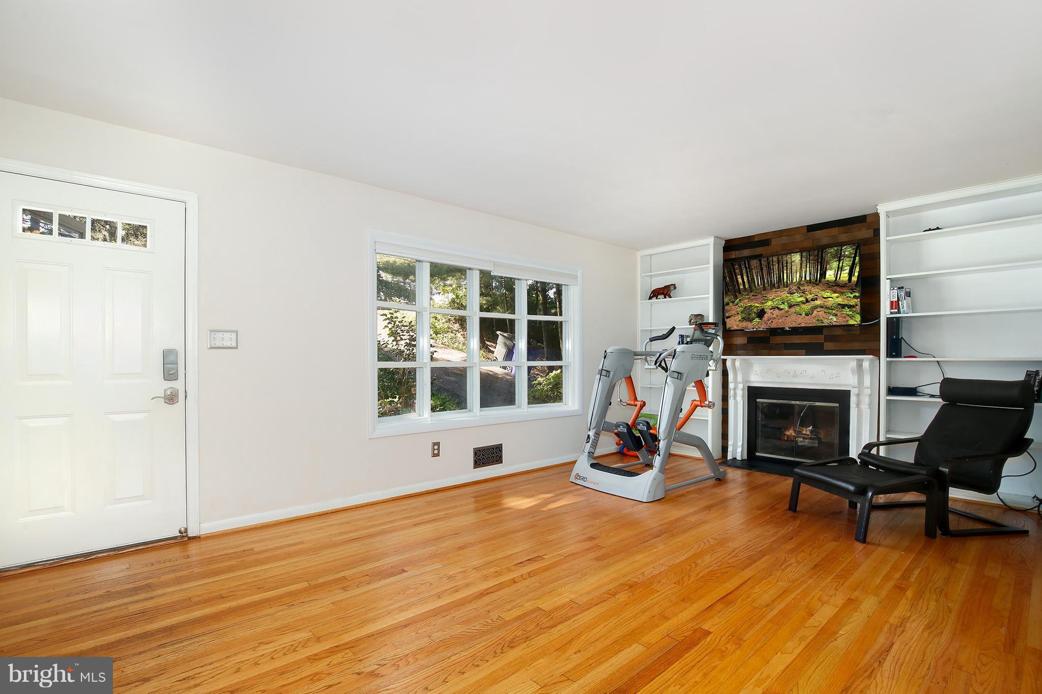 4814 Rollingtop Road Ellicott City, MD 21043 - Photo 5 of 16 Living Room