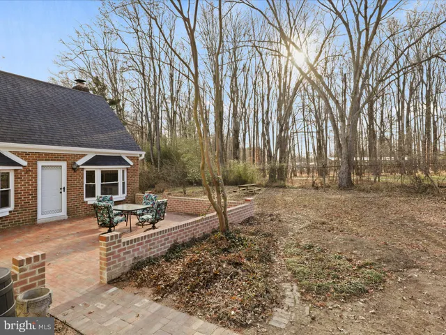 a view of a house with backyard and trees