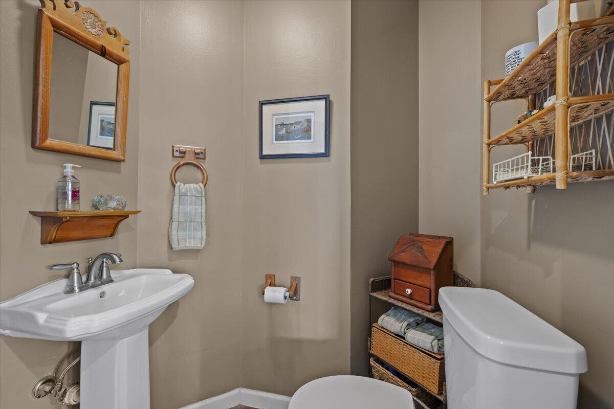 7 Alnwick Road Palm Beach Gardens, FL 33418 - Photo 10 of 47 a bathroom with a toilet a sink and mirror