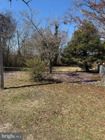 a view of a yard with an empty space