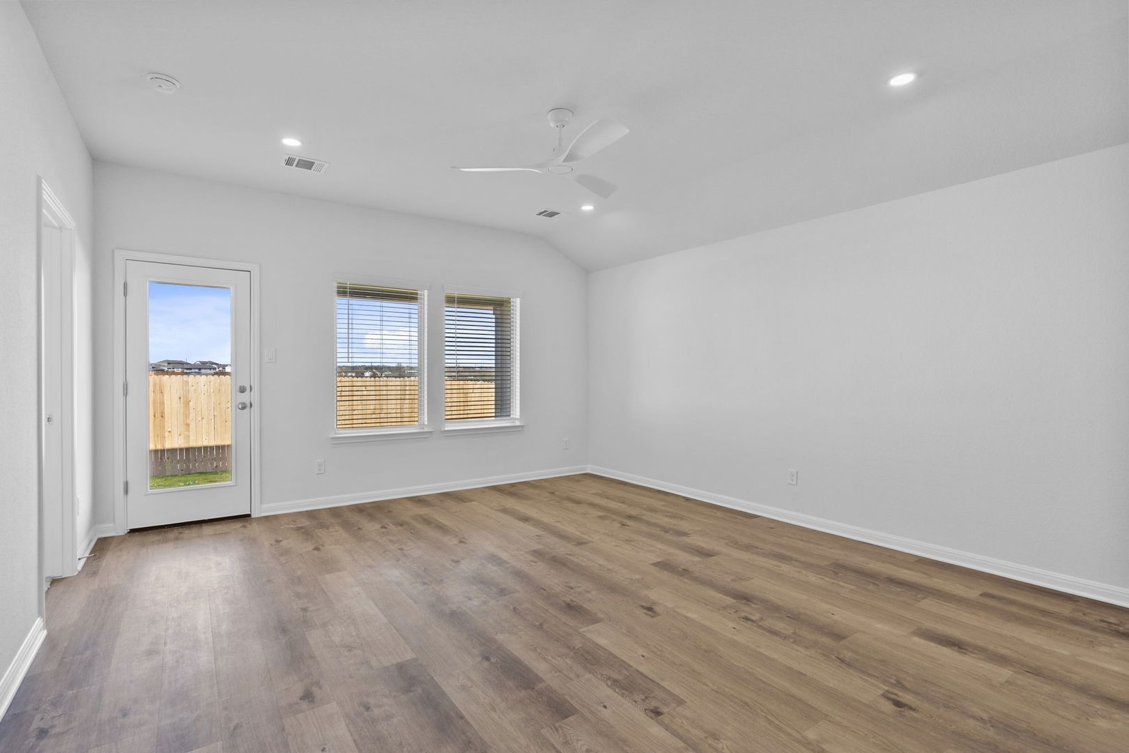 125 Hatari Trail Jarrell, TX 76537 - Photo 9 of 40