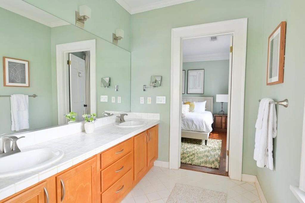 2076 Ridgedale Road Northeast Atlanta, GA 30317 - Photo 19 of 40