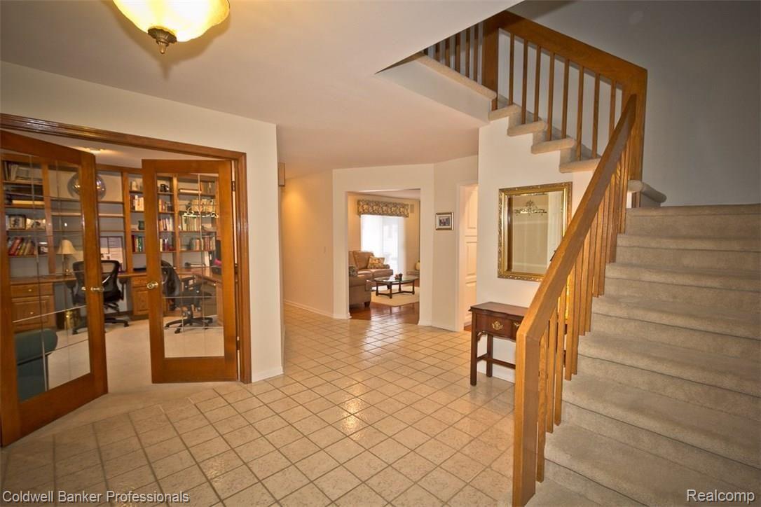 36874 Chesapeake Road Farmington, MI 48335 - Photo 4 of 46 Foyer Entrance