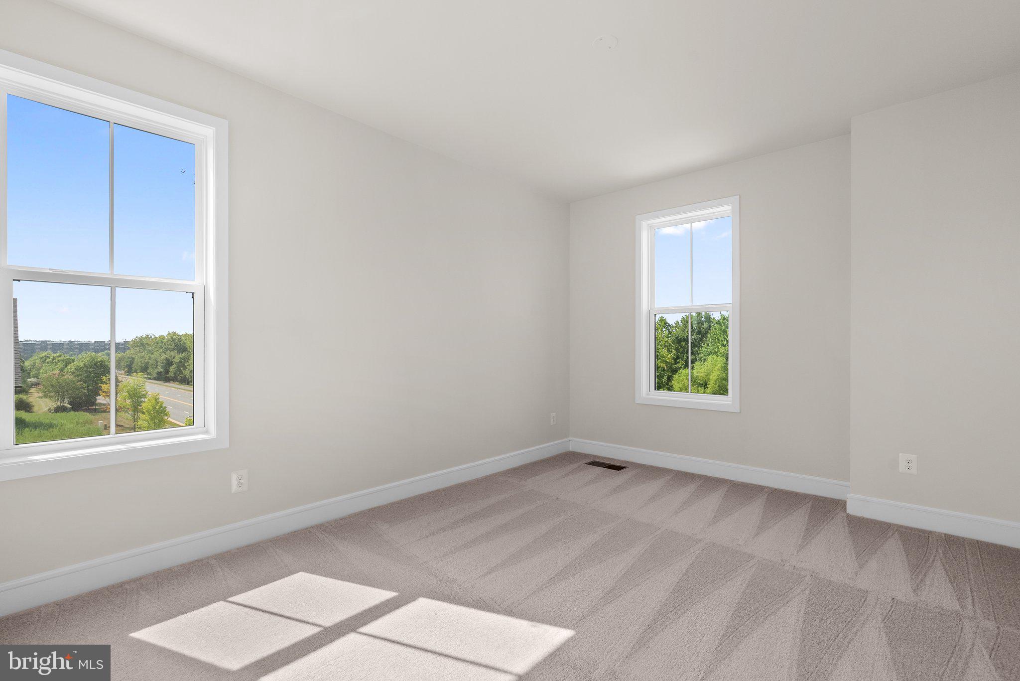 43176 Farringdon Square Broadlands, VA 20148 - Photo 16 of 33 an empty room with windows