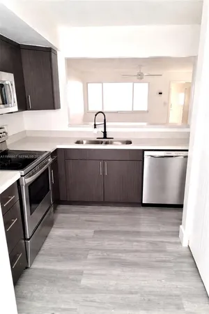 $2,300 | 2831 Pierce Street, Unit 106, Hollywood, FL 33020