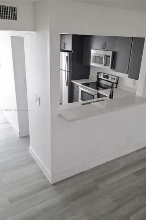 $2,300 | 2831 Pierce Street, Unit 106, Hollywood, FL 33020