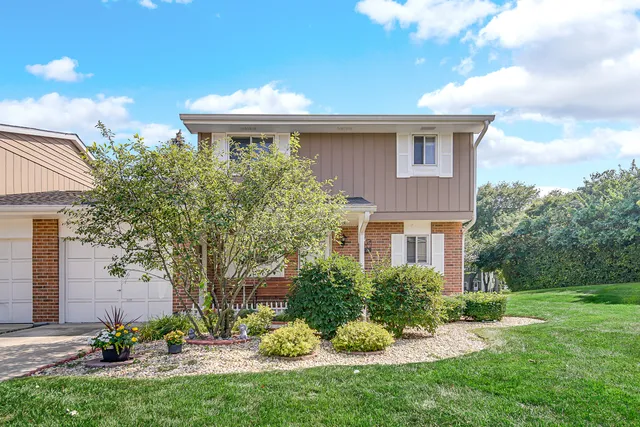 $365,000 | 1010 Heathrow Court, Wheaton, IL 60189