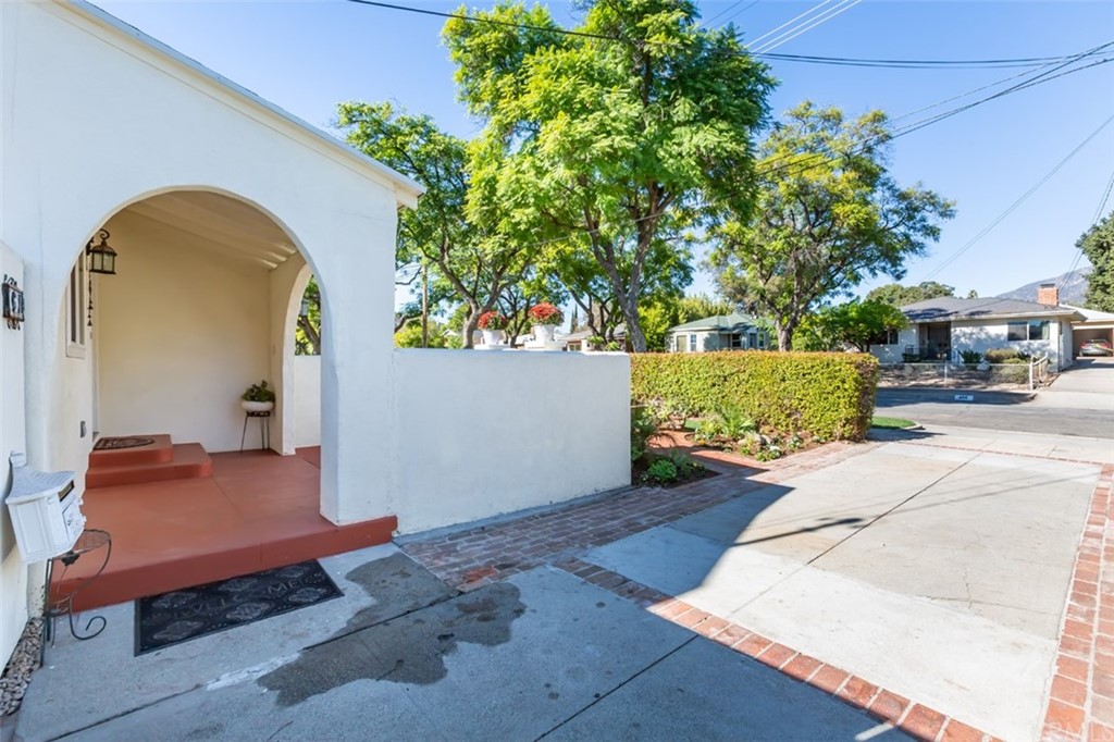 610 Del Monte Street Pasadena, CA 91103 - Photo 5 of 49 Courtyard Entrance