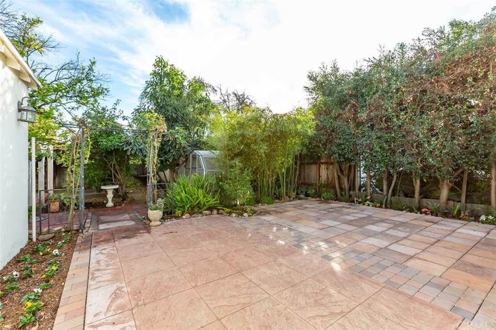 610 Del Monte Street Pasadena, CA 91103 - Photo 46 of 49 a backyard of a house with table and chairs