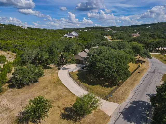 a view of a yard with plants