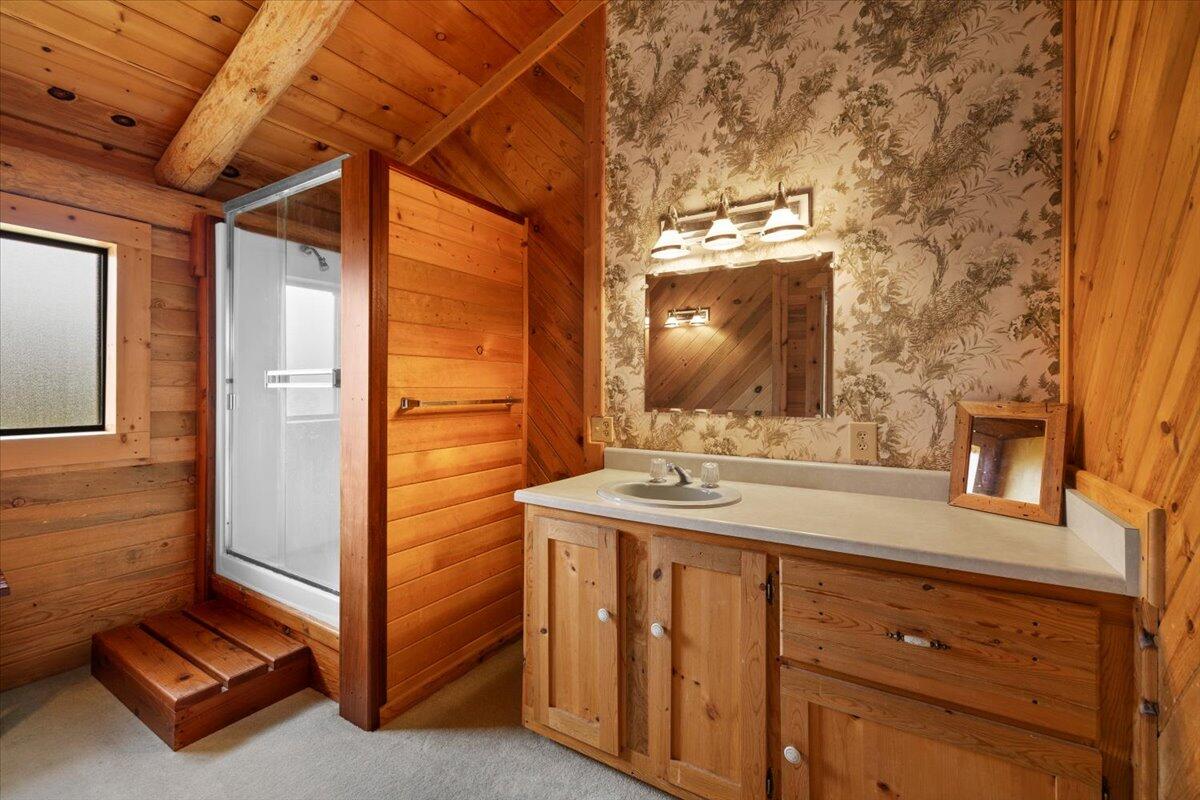 13235 Perry Road White City, OR 97503 - Photo 15 of 39 Primary Bathroom