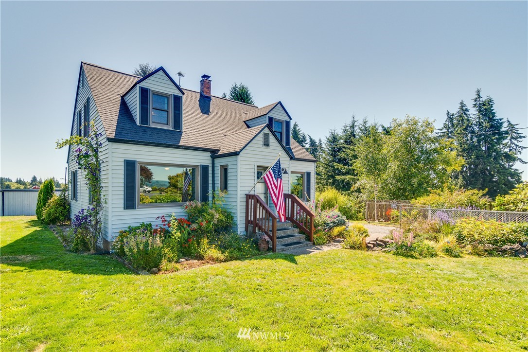 340 Bunker Hill Road Longview, WA 98632 - Photo 1 of 35 a view of a house with swimming pool and sitting area