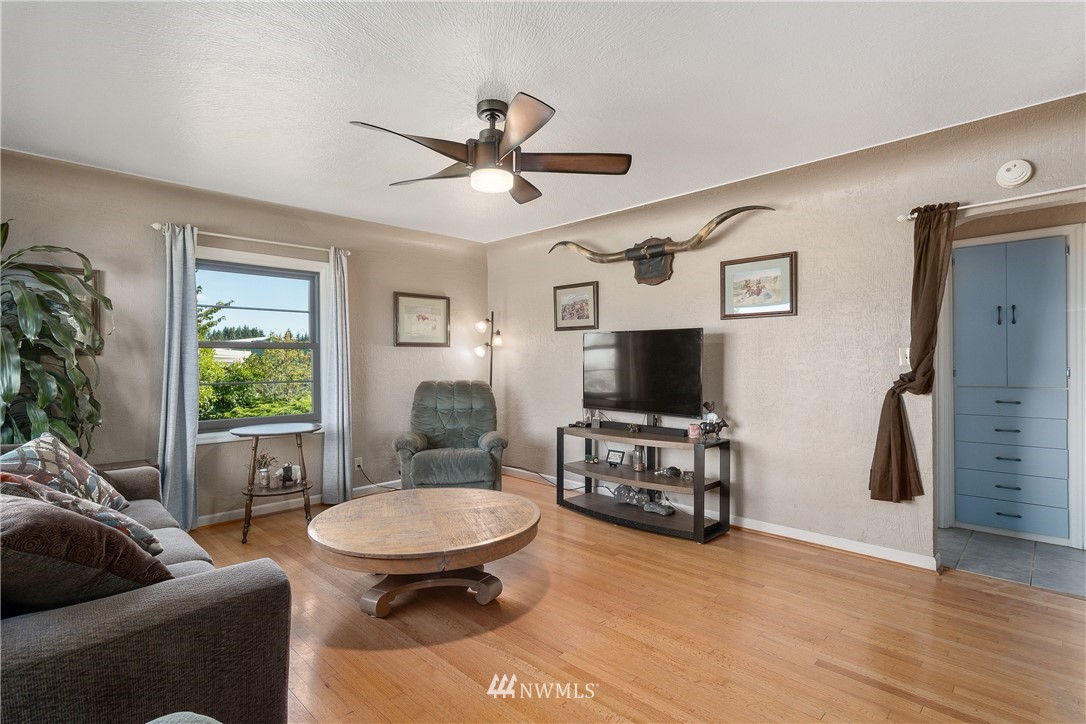 340 Bunker Hill Road Longview, WA 98632 - Photo 2 of 35 a living room with furniture and a flat screen tv
