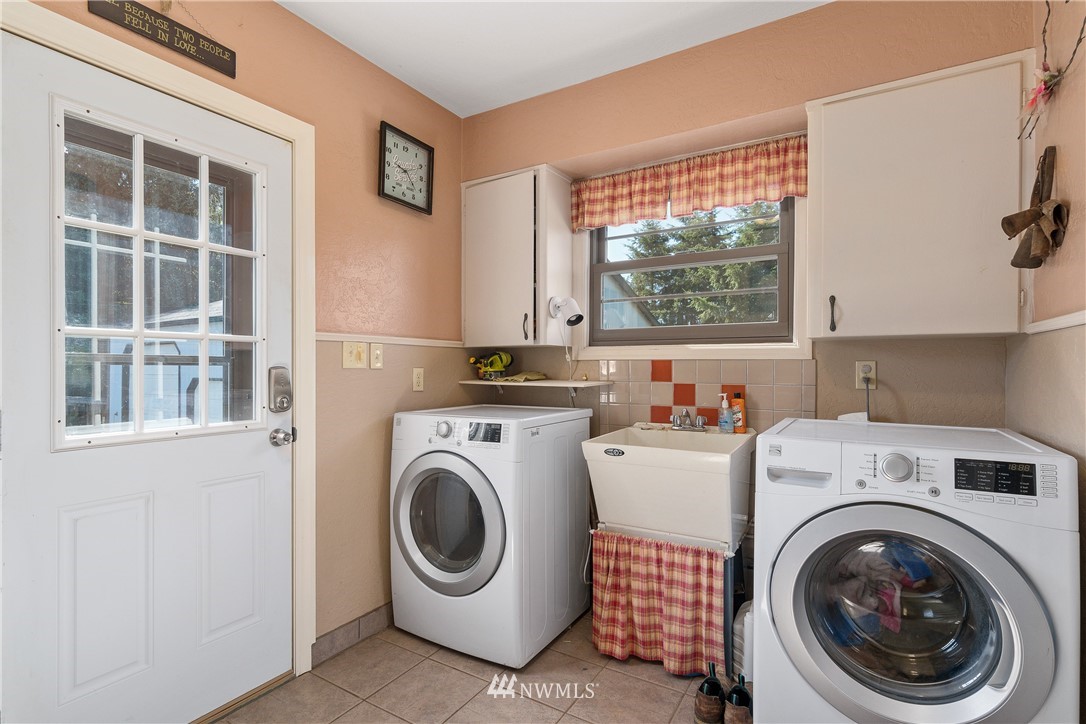 340 Bunker Hill Road Longview, WA 98632 - Photo 11 of 35 a utility room with dryer and washer